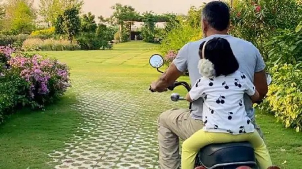 VIDEO: Dhoni rides bike in the farmhouse, Jeeva enjoyed riding