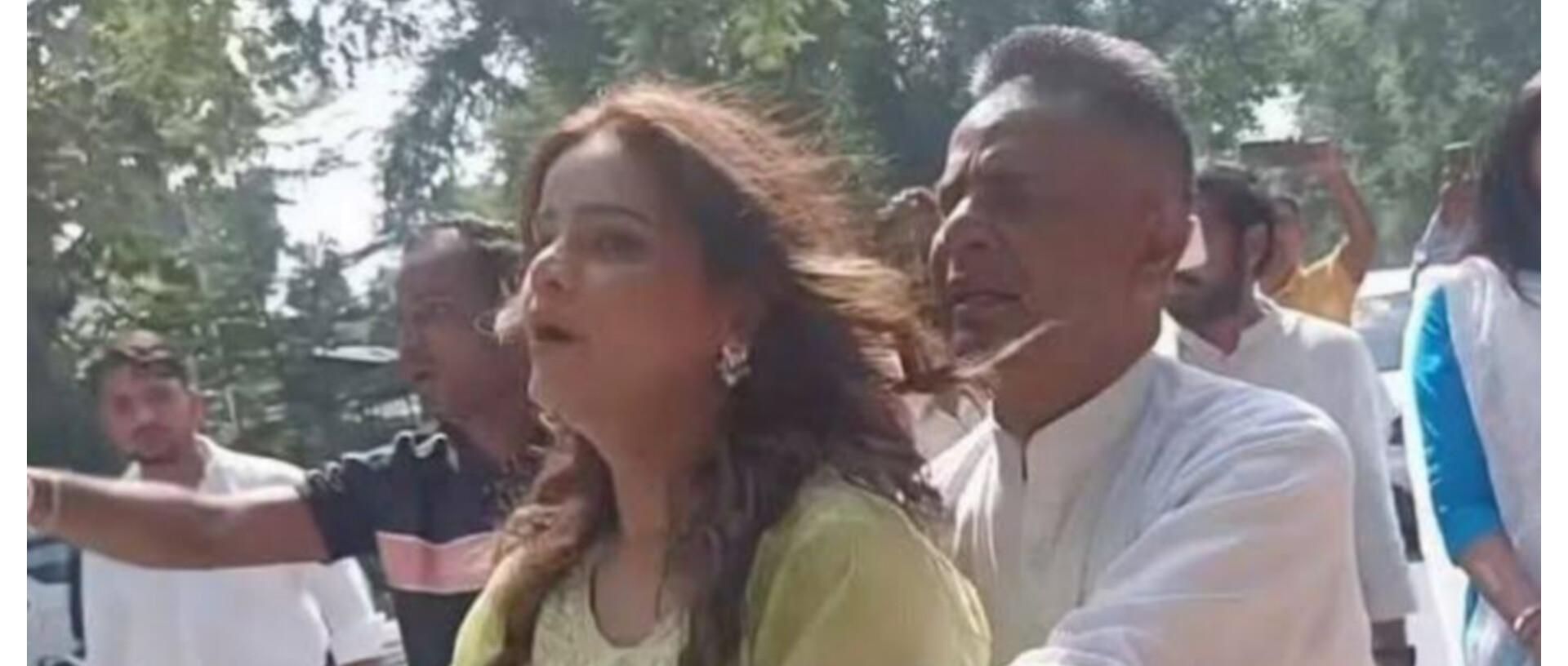 Bigg Boss Fame Archana Gautam Was Assaulted In Front Of The Congress Building.